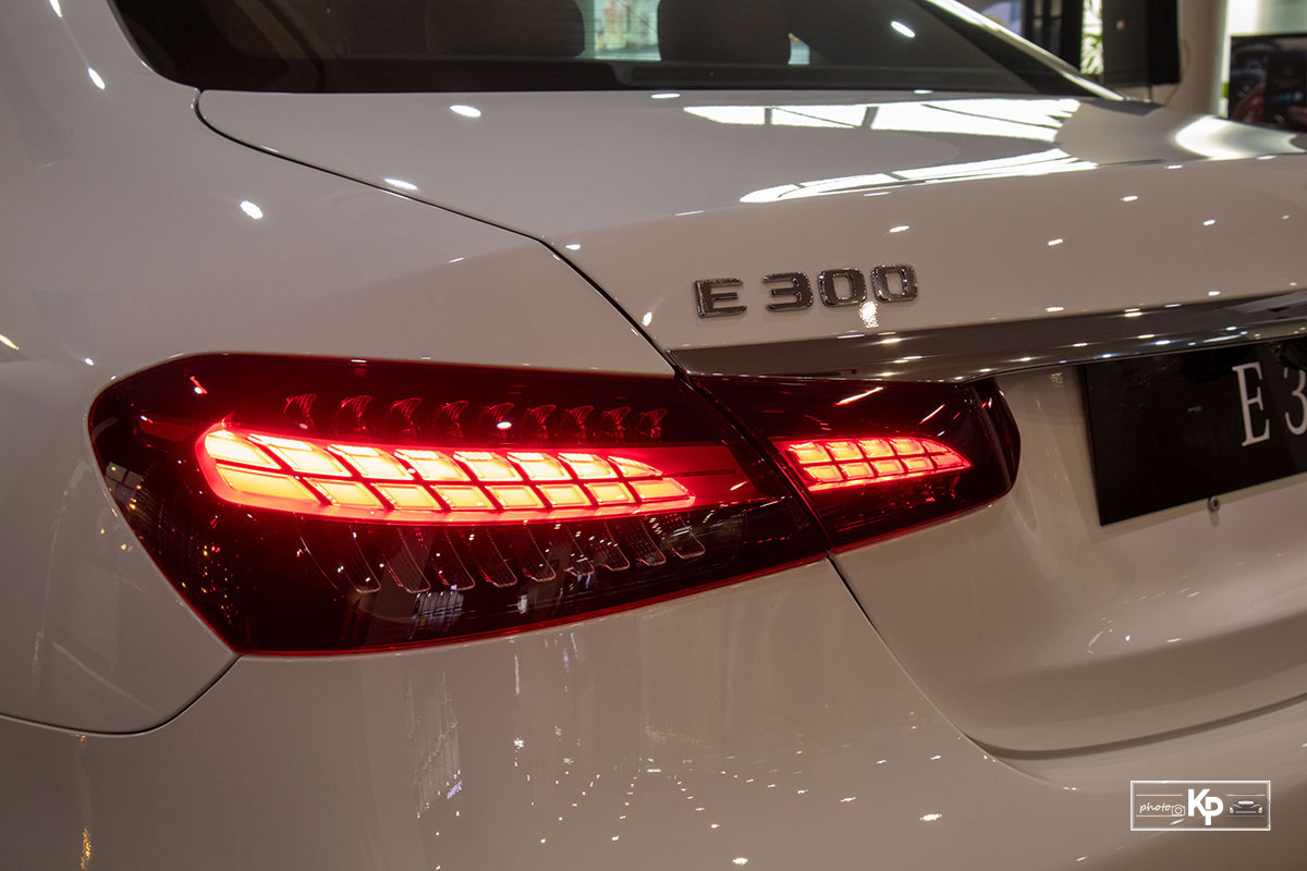 Rẻ hơn BMW 530i M-Sport 300 triệu đồng, Mercedes-Benz E300 AMG 2021 có gì hấp dẫn? a14
