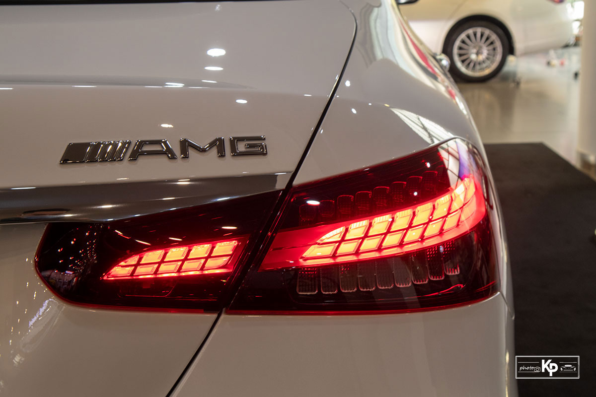 Rẻ hơn BMW 530i M-Sport 300 triệu đồng, Mercedes-Benz E300 AMG 2021 có gì hấp dẫn? a16