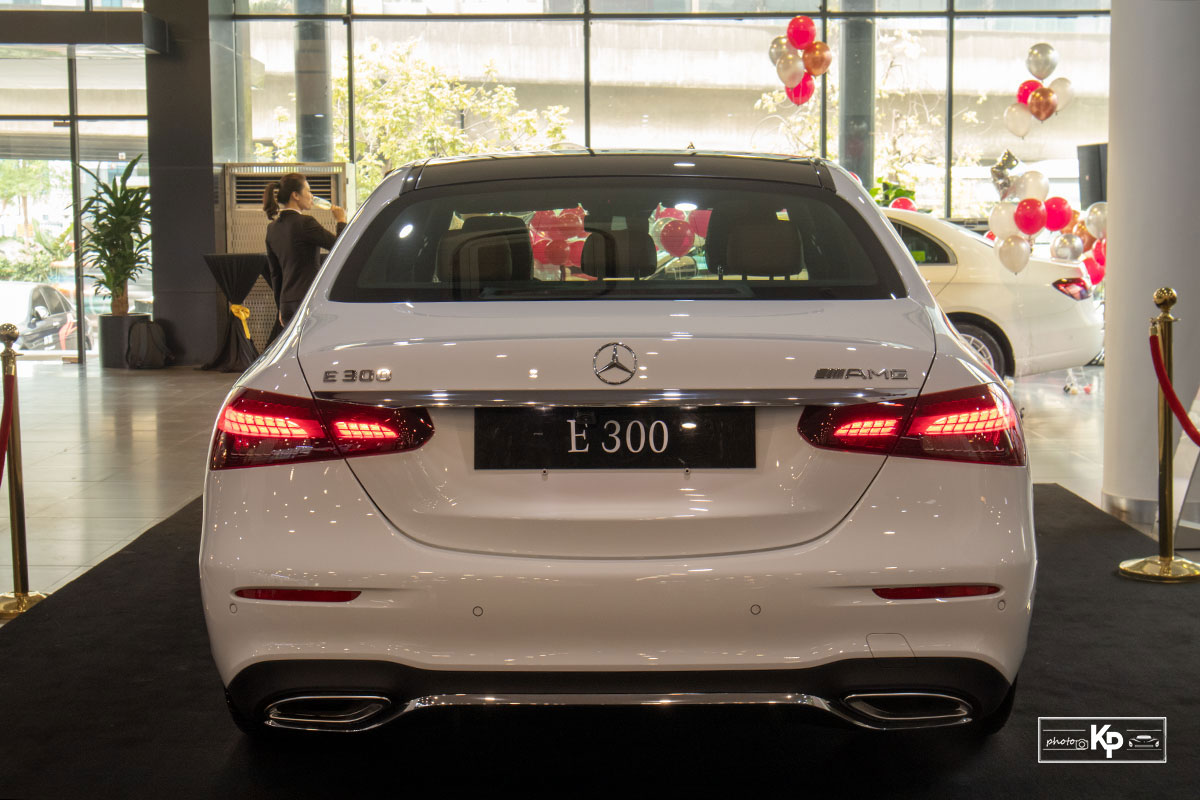 Rẻ hơn BMW 530i M-Sport 300 triệu đồng, Mercedes-Benz E300 AMG 2021 có gì hấp dẫn? a4
