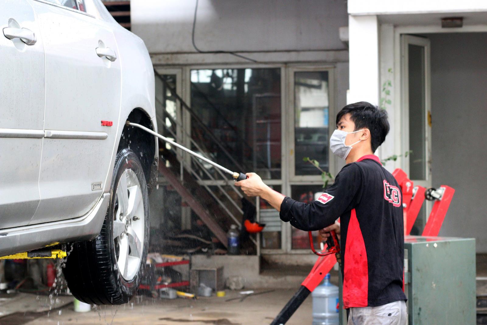 Rửa sạch gầm xe bằng v&ograve;i bơm cao &aacute;p.