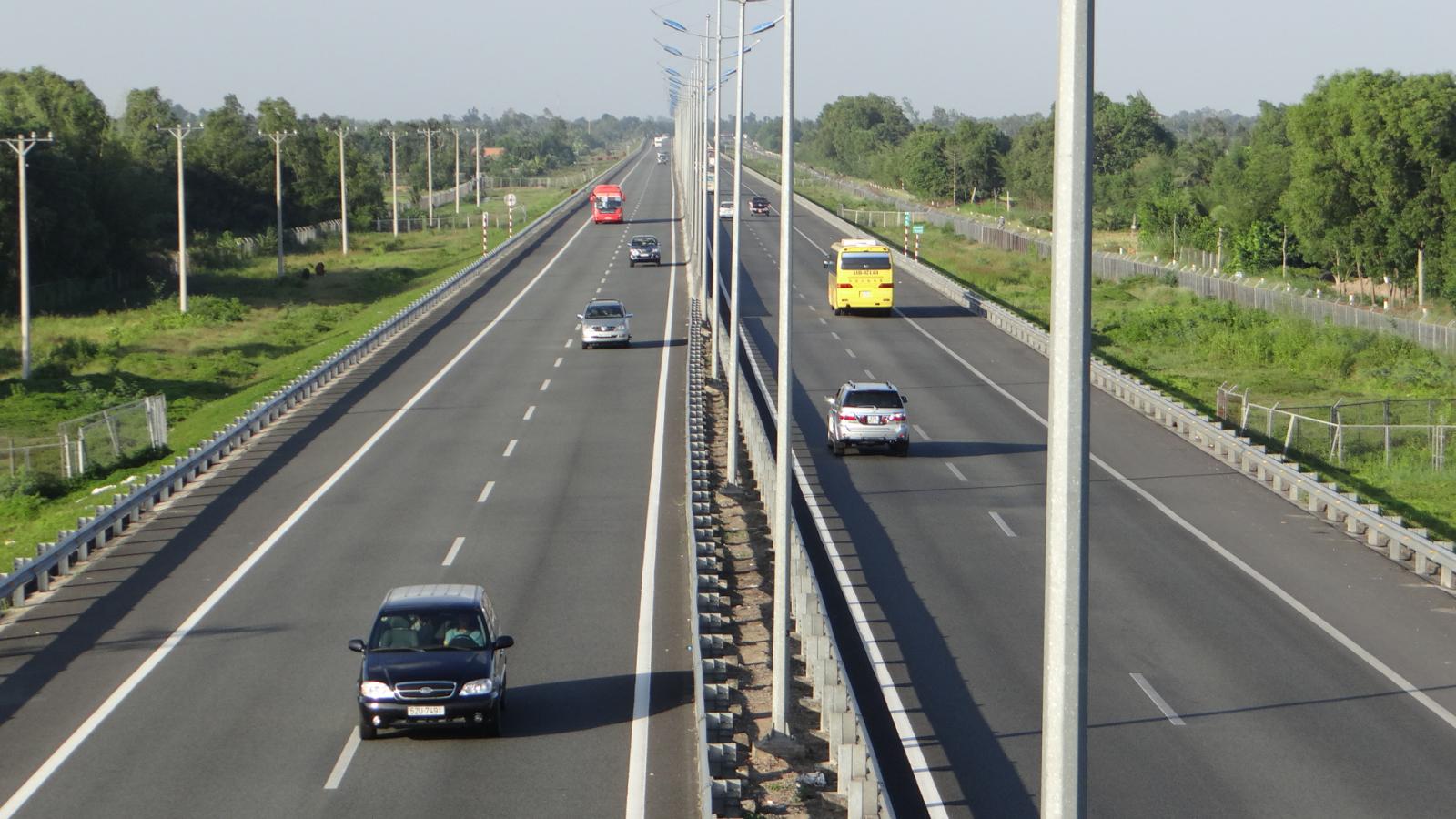 đường cao tốc c&oacute; &ocirc; t&ocirc; đang chạy