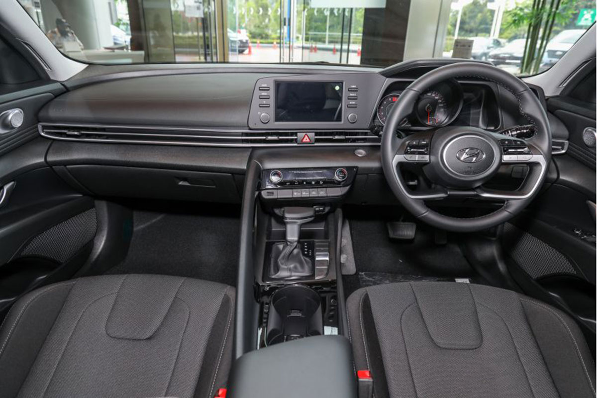 Ngắm Hyundai Elantra 2021 "bằng xương, bằng thịt" tại đại l&yacute;, đối thủ lớn của Cerato, Mazda 3 a3