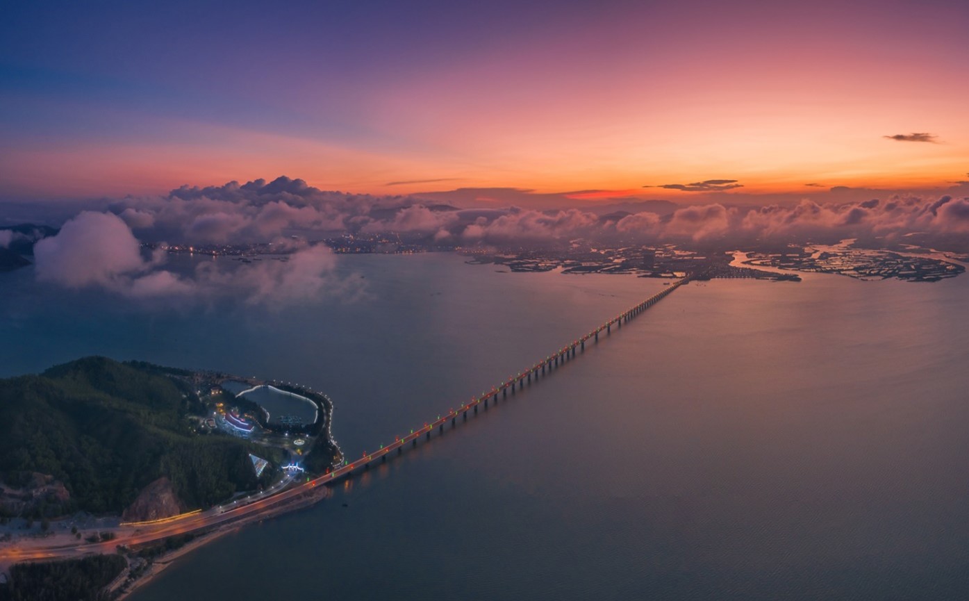 th&agrave;nh phố ven biển buổi tối