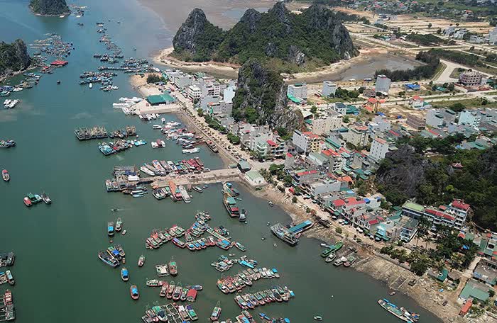 khu cảng ven biển có nhiều tàu thuyền và công trình xây dựng
