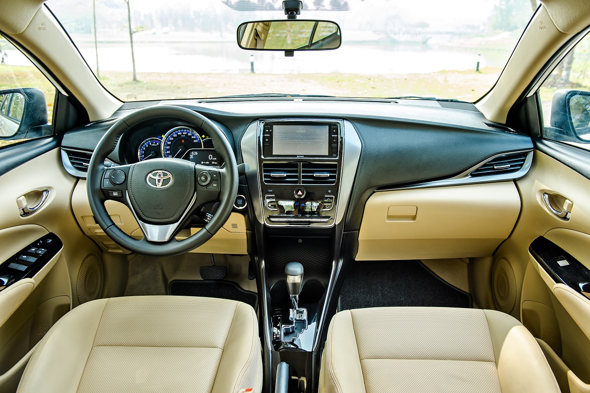 Toyota Vios&nbsp;sở hữu&nbsp;khoang n&ocirc;̣i th&acirc;́t r&ocirc;̣ng rãi, ti&ecirc;̣n nghi 1