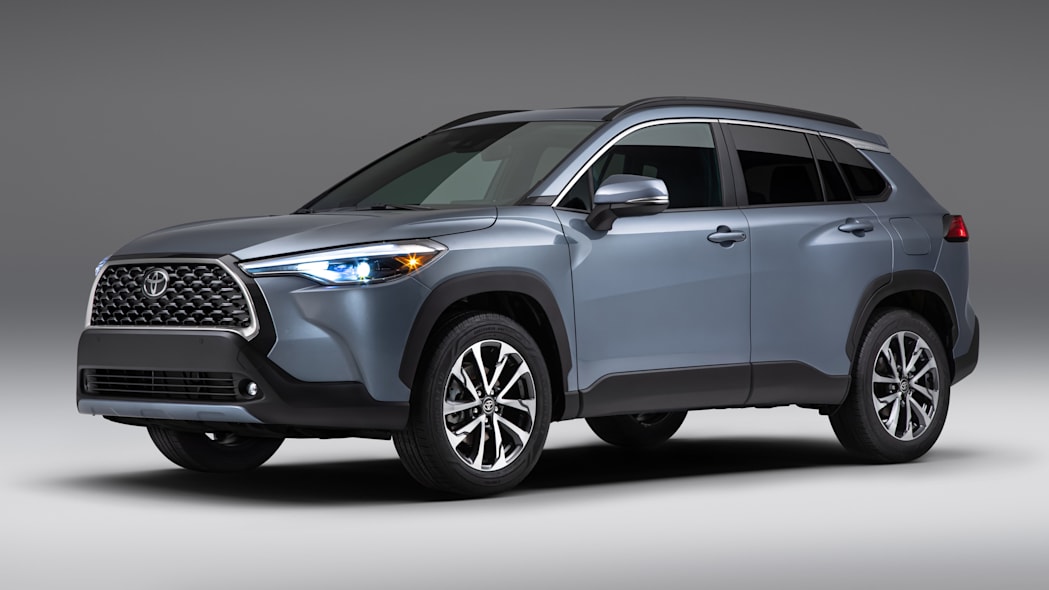 Toyota Corolla Cross 2022 mới hầm hố hơn.