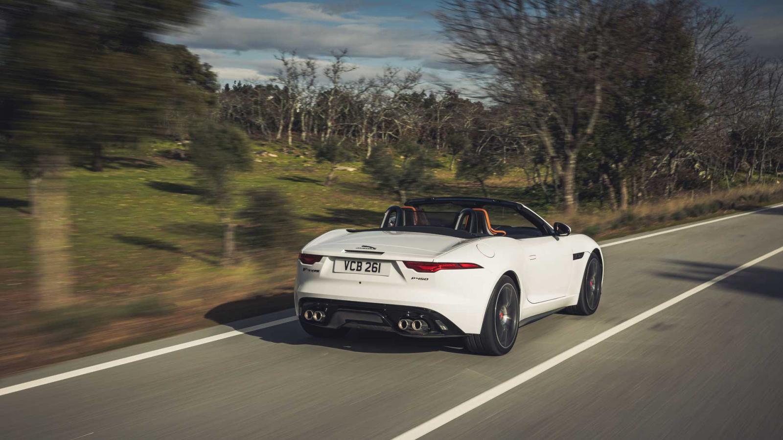 Jaguar F-Type 2022 chỉ trang bị động cơ V8 mạnh mẽ.