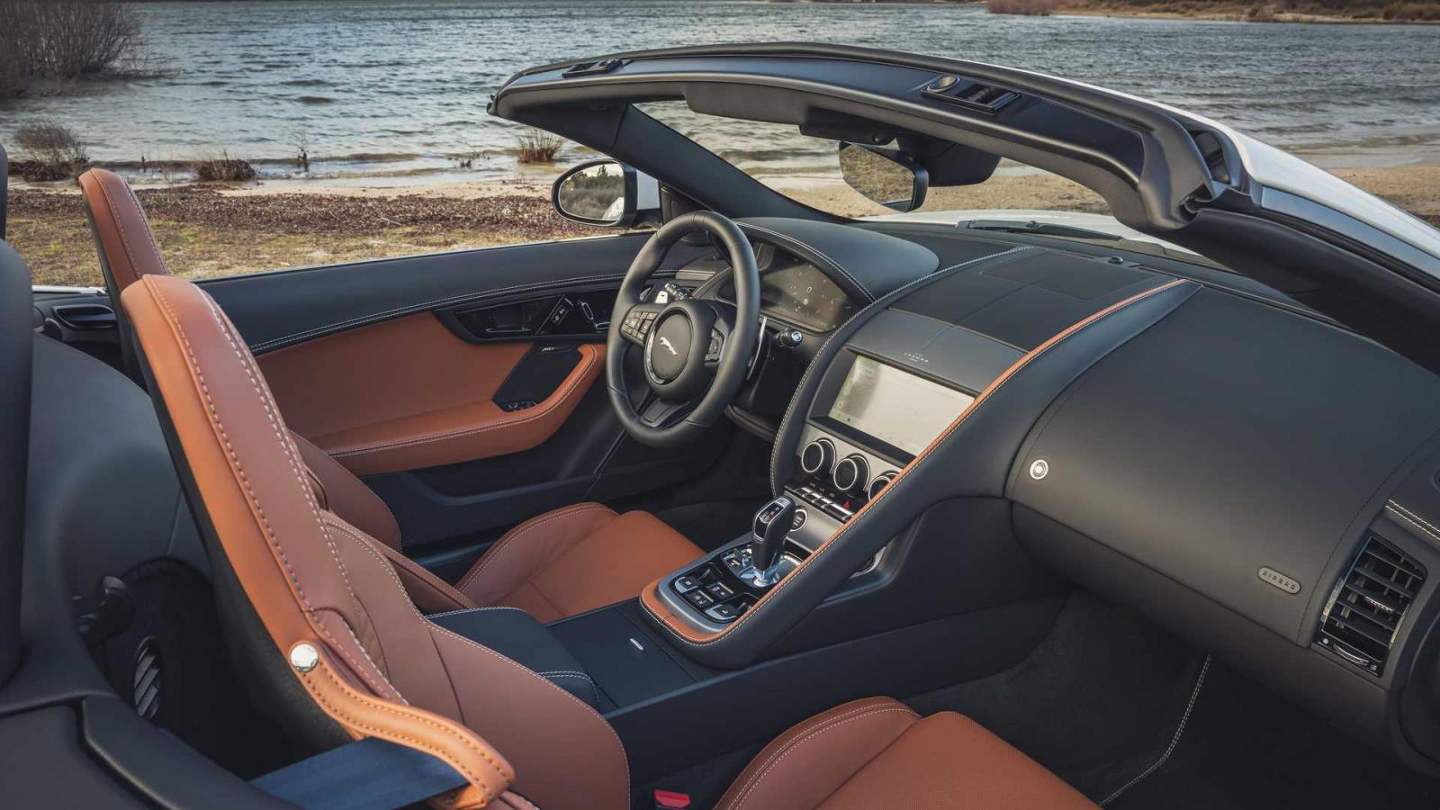 Xe thể thao mui trần Jaguar F-Type 2022 chỉ trang bị động cơ V8 mạnh mẽ.