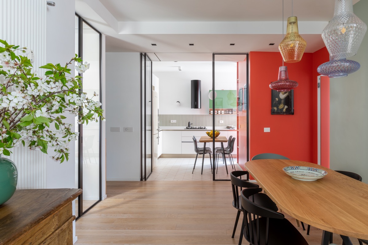 Diện mạo ph&ograve;ng ăn đơn giản m&agrave; ấn tượng với ghế phong c&aacute;ch Scandinavian, đ&egrave;n ch&ugrave;m thủy tinh đặt l&agrave;m ri&ecirc;ng để ph&ugrave; hợp với nội thất tổng thể.