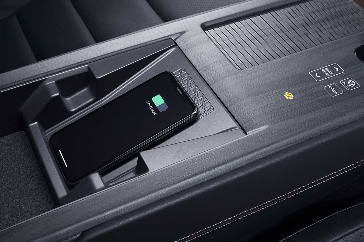 Ảnh Sạc không dây xe Nissan Ariya 2021