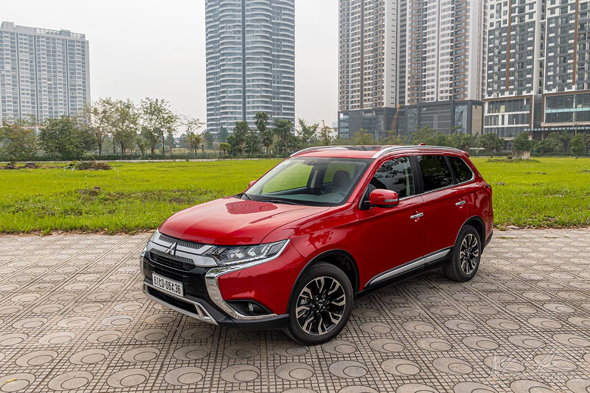m&acirc;̃u xe có ưu đãi cao nh&acirc;́t là&nbsp;Outlander 2.0 CVT Premium 1