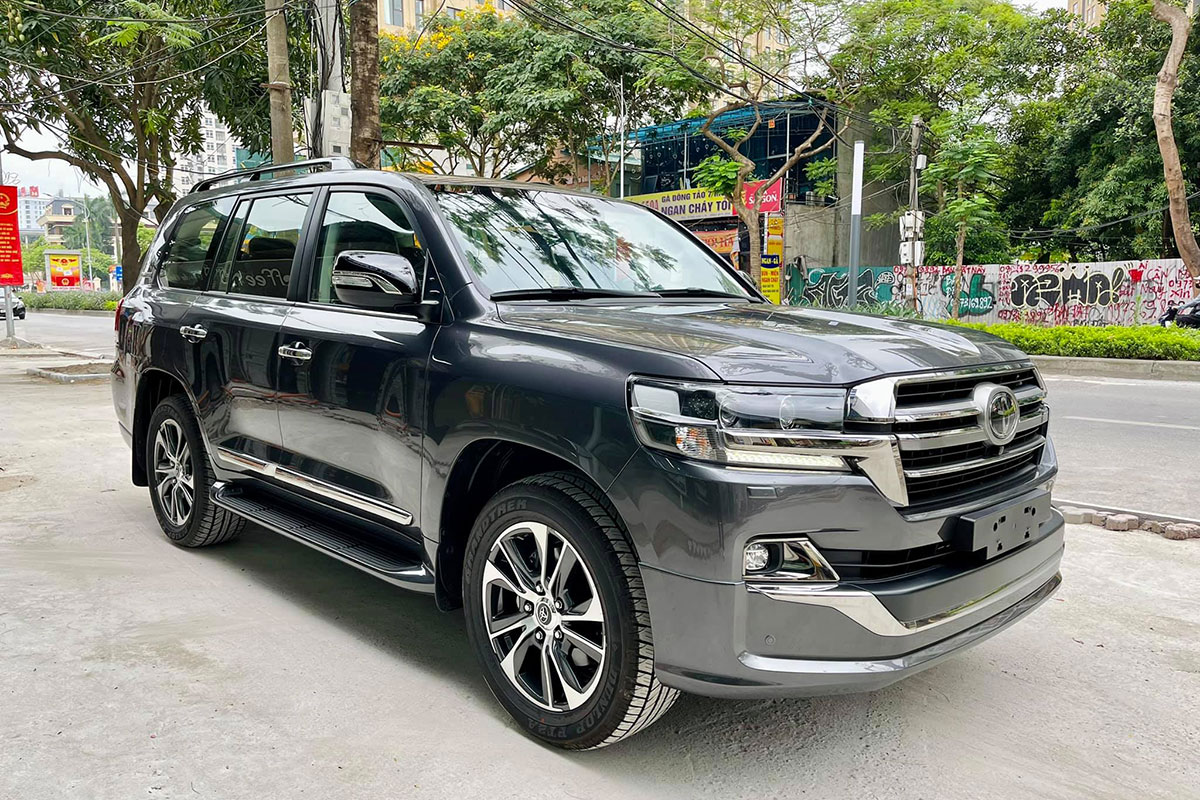 Sắp ra mắt thế hệ mới, chiếc Toyota Land Cruiser 2021 màu độc cuối cùng về Việt Nam tìm chủ a