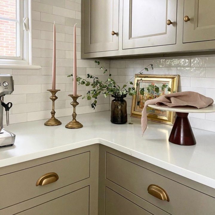 T&ocirc;ng m&agrave;u x&aacute;m cho tủ bếp lu&ocirc;n được y&ecirc;u th&iacute;ch v&agrave; chưa bao giờ lối mốt.