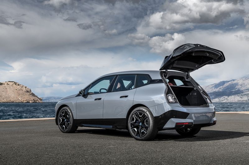 Khung sườn được chế tạo bằng nh&ocirc;m v&agrave; gia cố bằng sợi carbon.