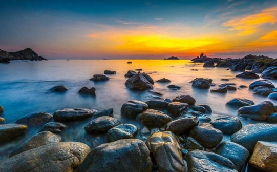b&atilde;i đ&aacute; ven biển
