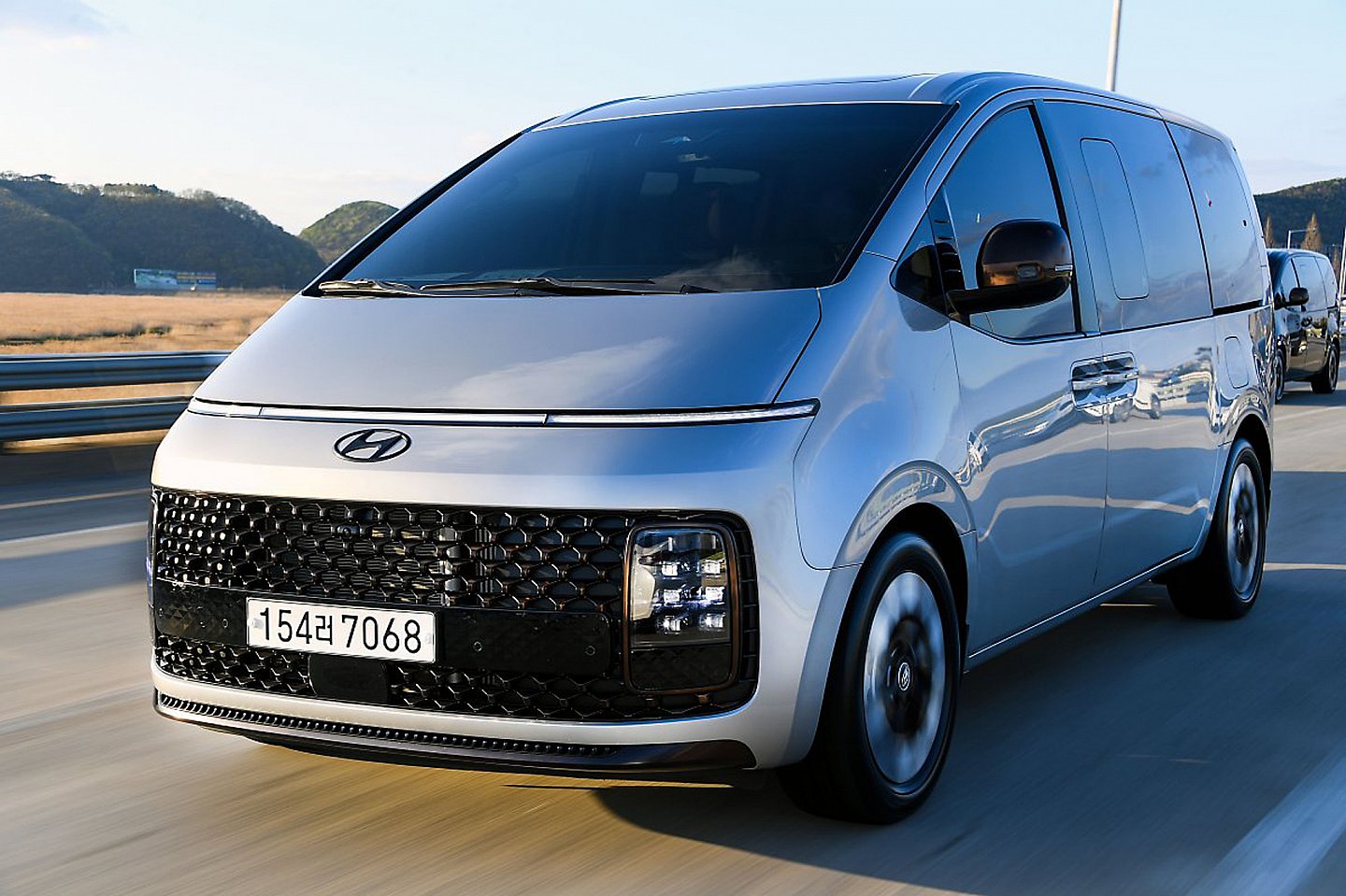 Hyundai Staria 2021 lên lệ với giá 1,26 tỷ đồng.