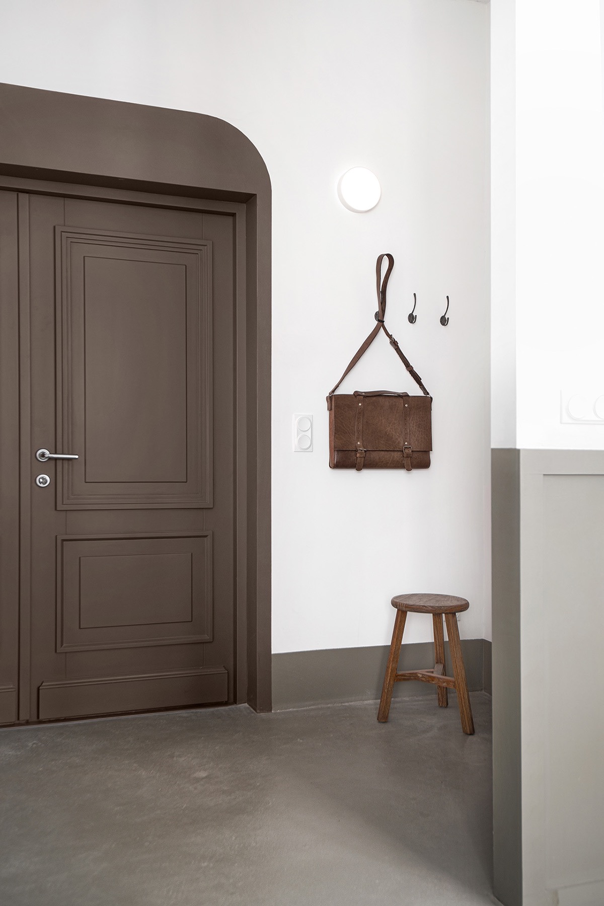 Khung sơn tr&ograve;n tạo khung cảnh ấn tượng cho cửa trước. Trong khi đ&oacute;, m&oacute;c treo tường giữ cho lối v&agrave;o ngăn nắp v&agrave; c&oacute; tổ chức.