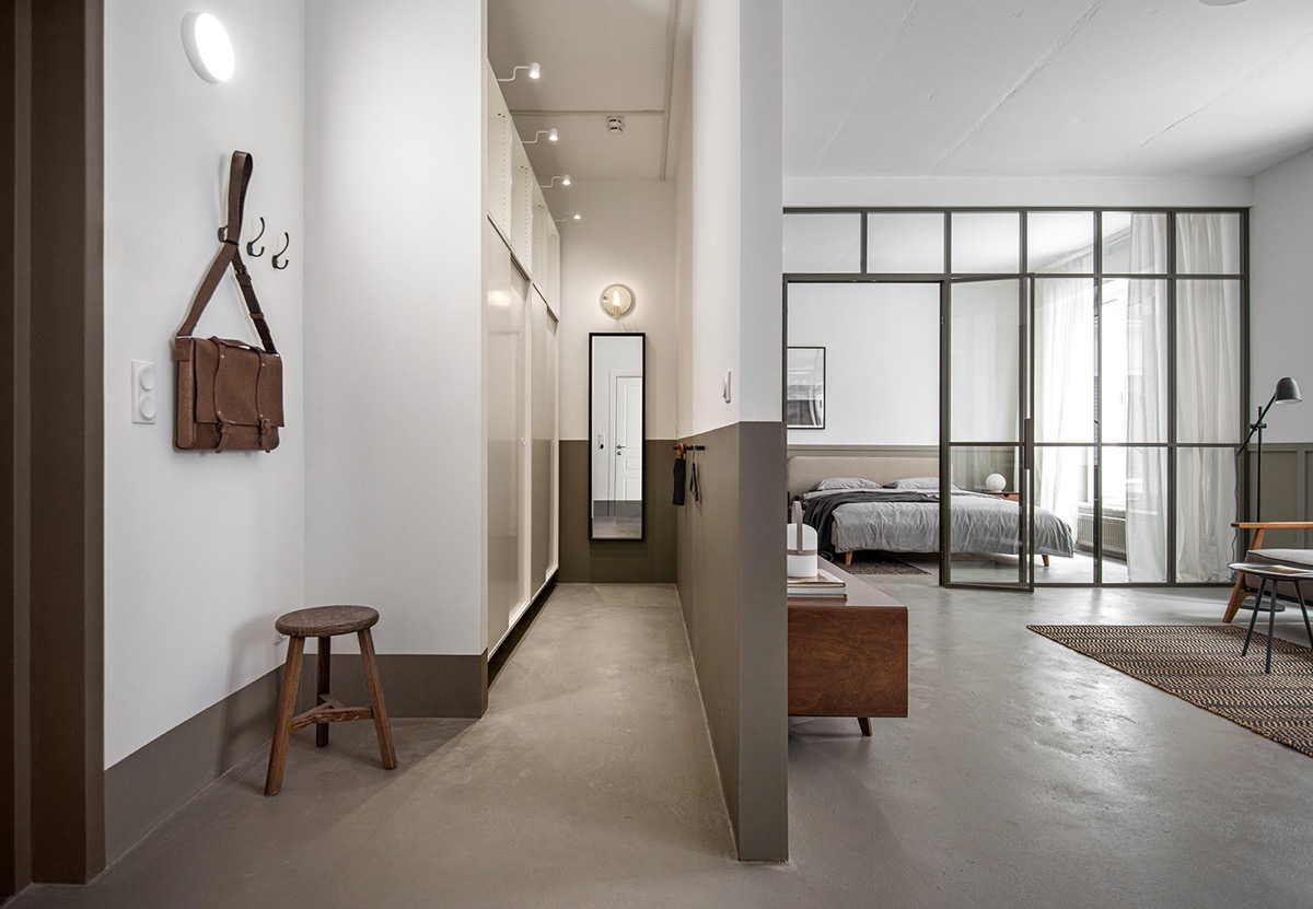 Trong khu vực thay đồ, tủ quần &aacute;o lớn tận dụng mặt phẳng thẳng đứng. C&aacute;c bức tường dưới đ&atilde; được sơn để ph&ugrave; hợp với s&agrave;n nh&agrave;, gi&uacute;p mở rộng kh&ocirc;ng gian một c&aacute;ch trực quan.