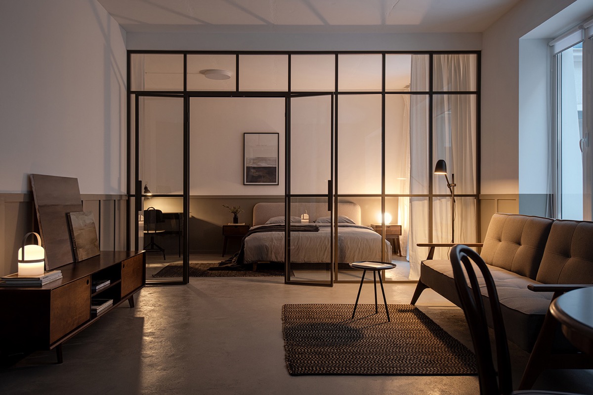 V&aacute;ch k&iacute;nh ngăn c&aacute;ch ph&ograve;ng ngủ với kh&ocirc;ng gian sinh hoạt chung, đảm bảo t&iacute;nh ri&ecirc;ng tư y&ecirc;n tĩnh cần thiết m&agrave; vẫn tho&aacute;ng rộng về mặt thị gi&aacute;c.