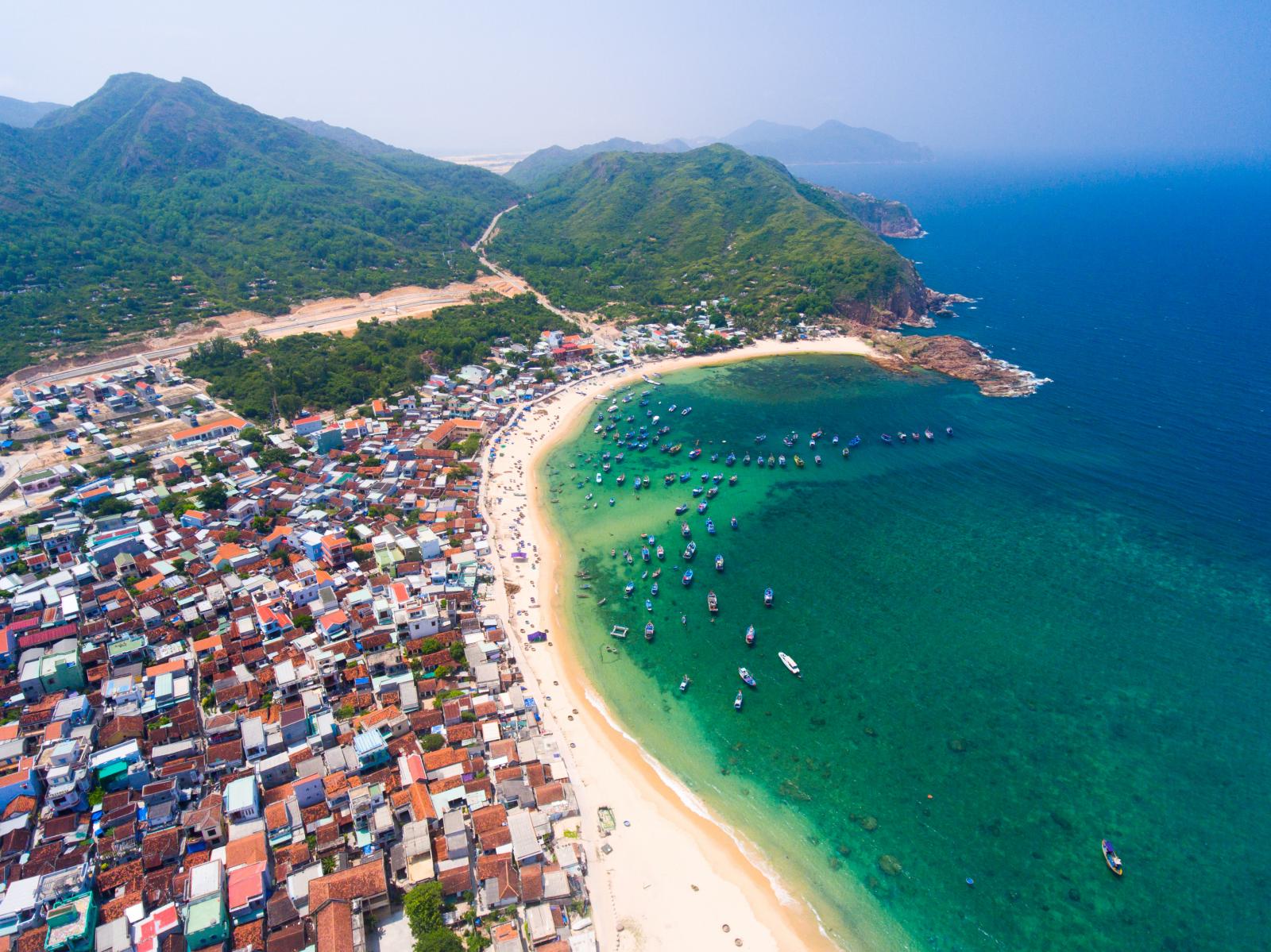 n&uacute;i nằm ven biển