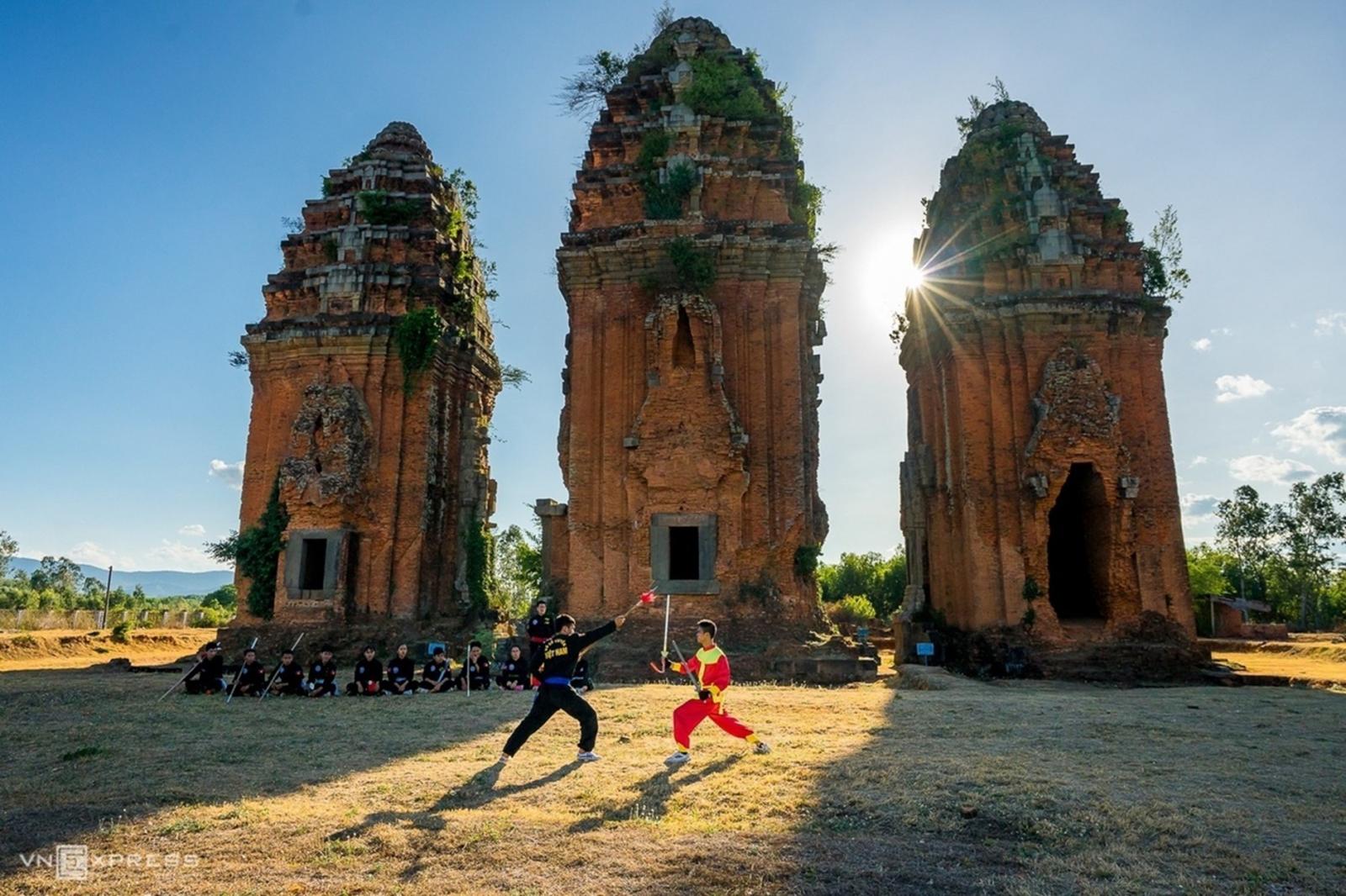 khu di tích và người đang đấu kiếm