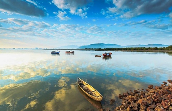 thuyền nằm ven biển