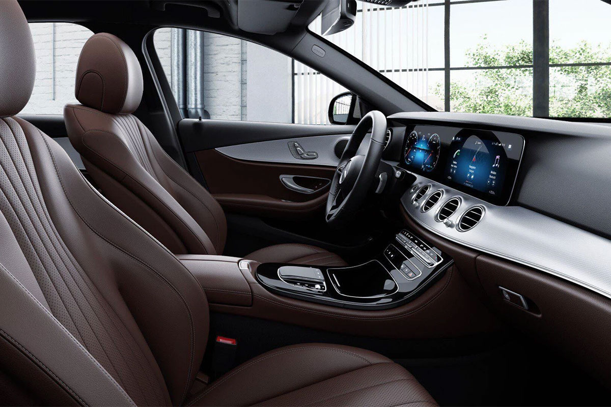 Mercedes-Benz E180 2021 trang bị ghế ngồi thể thao bọc da.
