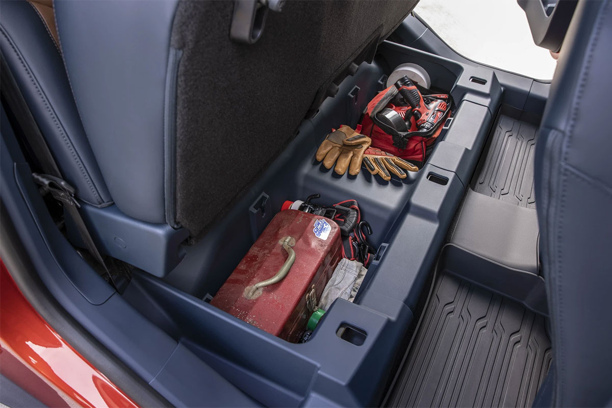 Ford Maverik t&aacute;p-l&ocirc; bằng nhựa dễ d&agrave;ng bố tr&iacute; vật dụng c&aacute; nh&acirc;n.