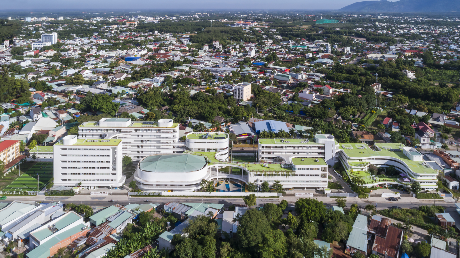 Mảnh đất trải d&agrave;i l&agrave; điều kiện thuận lợi để quy hoạch tổng thể khu phức hợp gi&aacute;o dục th&agrave;nh một quần thể tiện &iacute;ch li&ecirc;n ho&agrave;n, từ cấp học mầm non THPT.