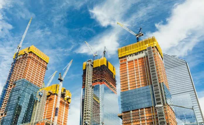 hình ảnh cận ảnh phần thân trên của các tòa chung cư đang xây dựng