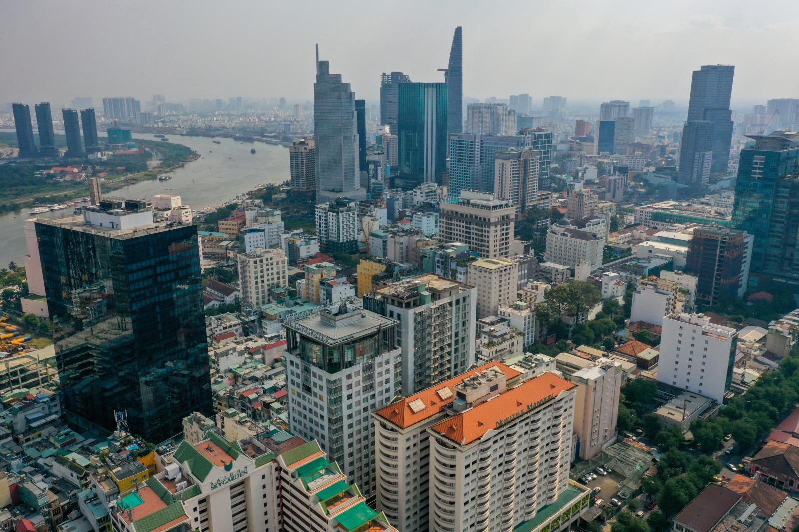nhiều toà nhà cao tầng nằm hai bên sông