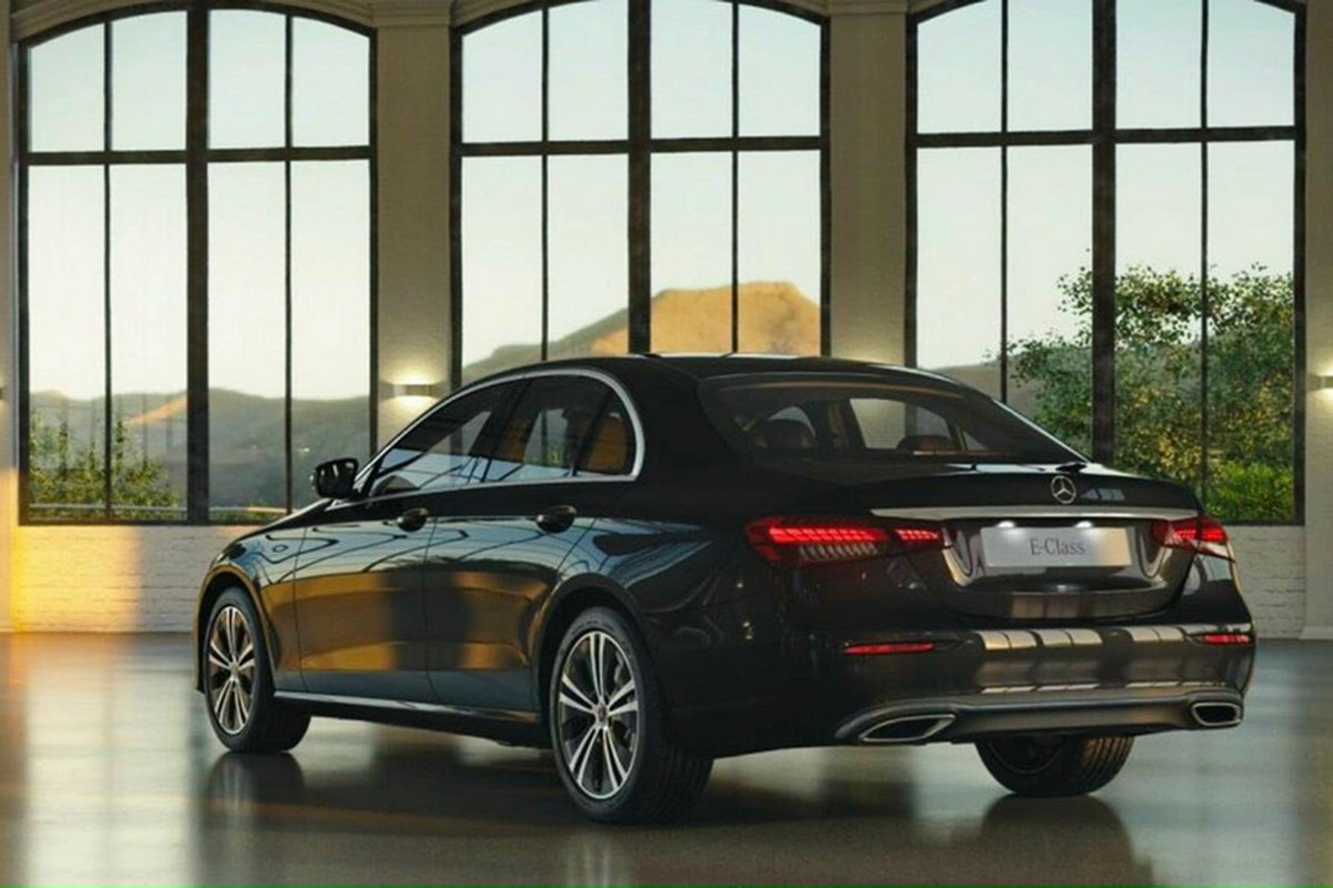 Đu&ocirc;i xe của Mercedes-Benz E 180 cũng trung th&agrave;nh với thiết kế d&ograve;ng E-Class.