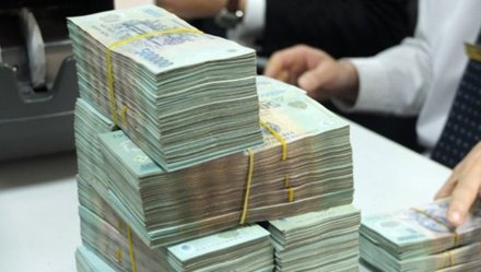 hình ảnh cận cảnh chồng tiền 500.000 đồng minh họa cho tiền thuê đất