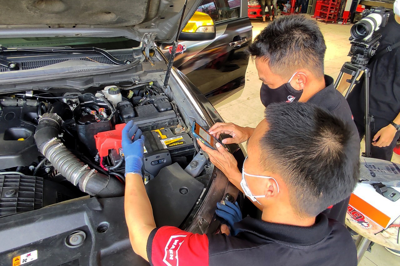 kỹ thuật viên lắp racechip.