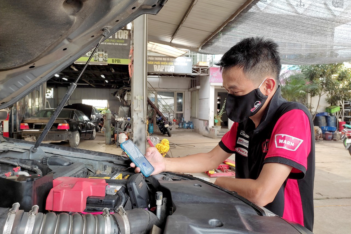 kỹ thuật viên lắp racechip.