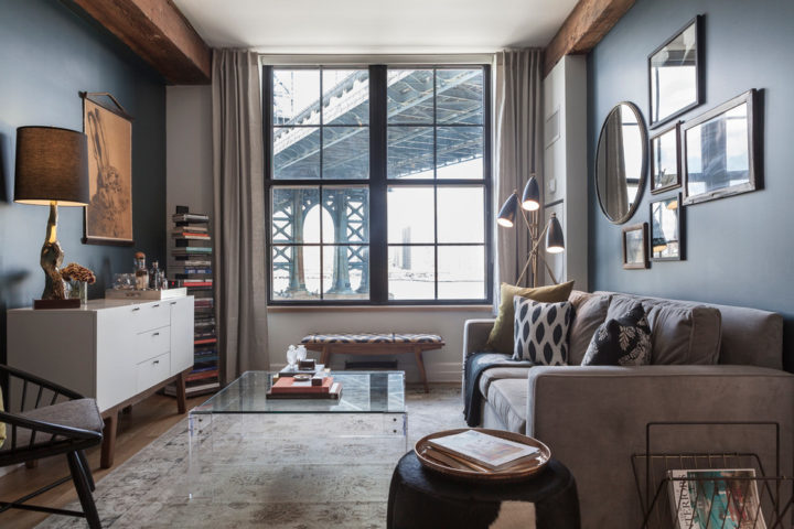 ph&ograve;ng kh&aacute;ch với tường m&agrave;u xanh dương kết hợp kem nhẹ