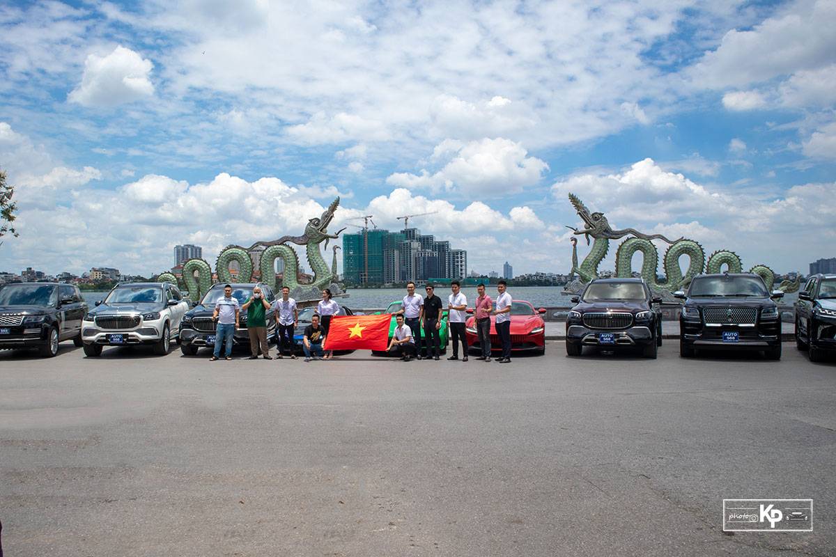 Dubai thu nhỏ với dàn siêu xe hơn trăm tỷ tại Hà Nội cổ vũ ĐTVN trước giờ xung trận đấu UAE A1