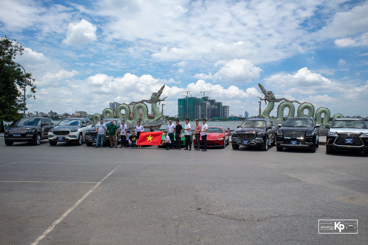 Dubai thu nhỏ với dàn siêu xe hơn trăm tỷ tại Hà Nội cổ vũ ĐTVN trước giờ xung trận đấu UAE A11