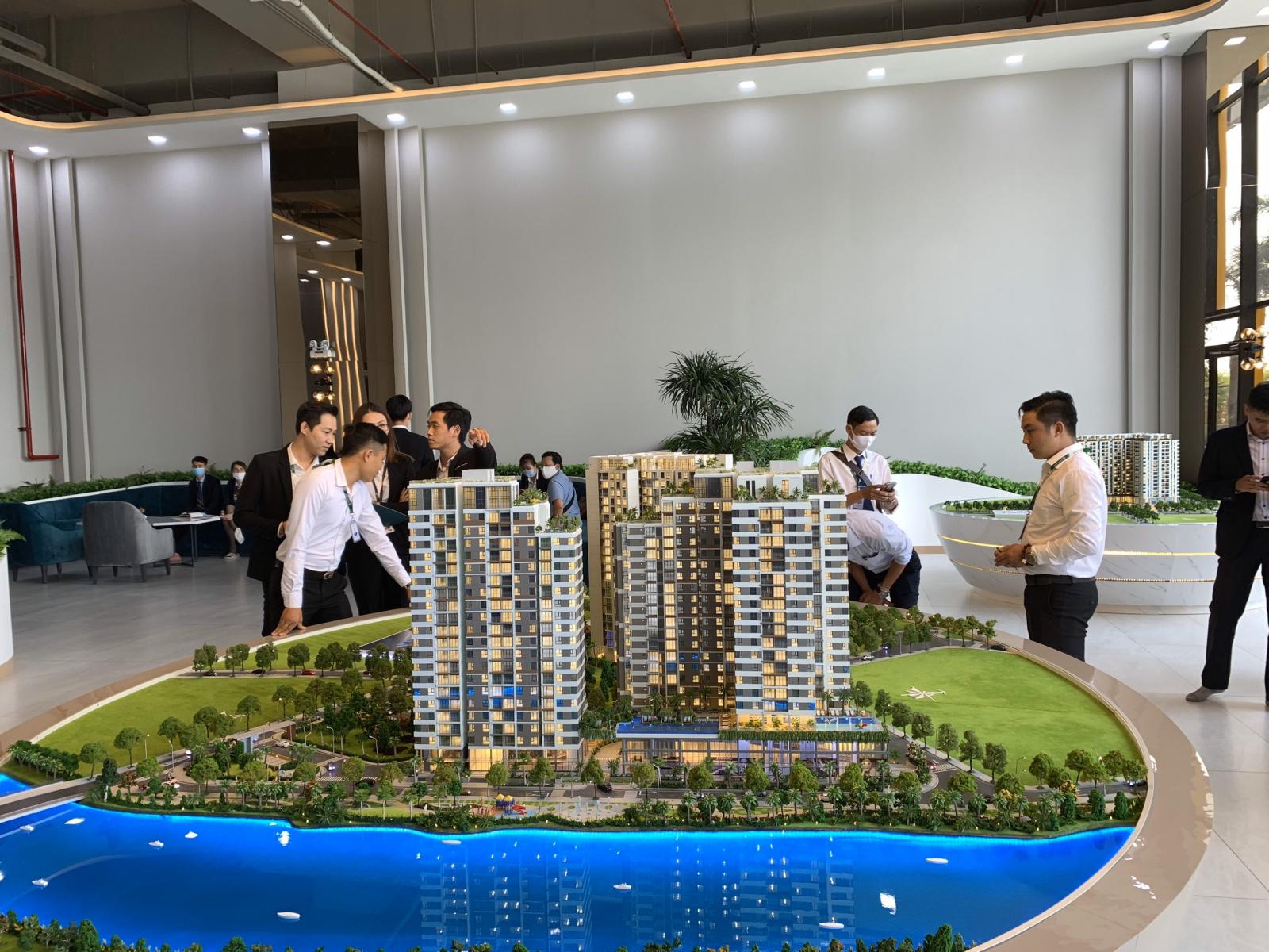 kh&aacute;ch h&agrave;ng xem đất