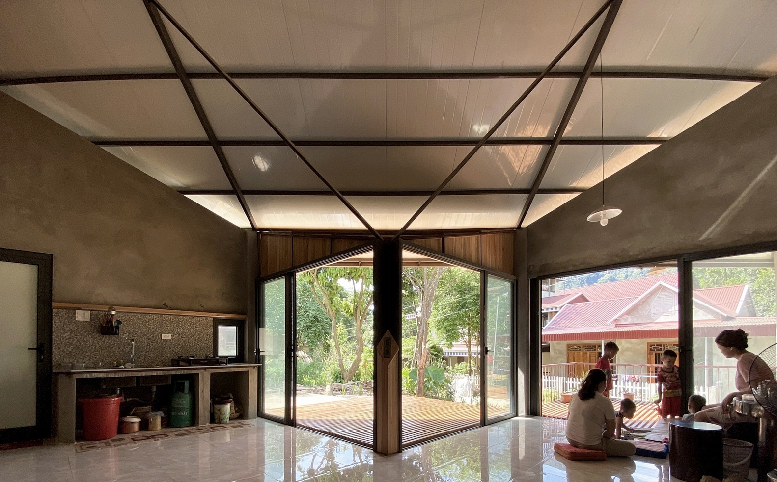 Không gian sinh hoạt chung rộng rãi, thoáng đãng, nhiều ánh sáng với tầm nhìn rộng mở ra cảnh quan thiên nhiên xanh mát bên ngoài.