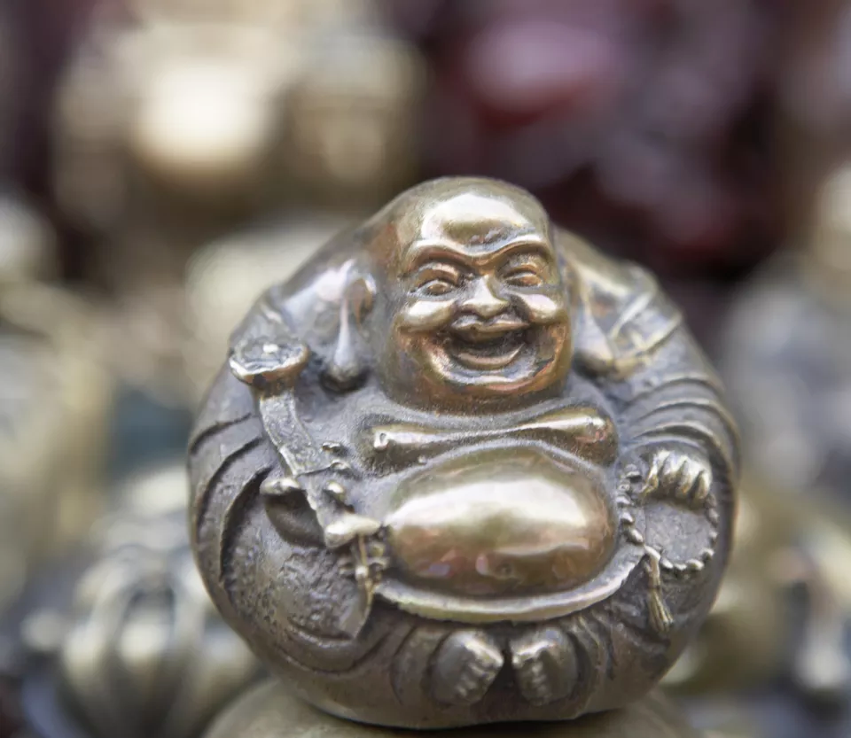 Tượng Phật cười được sử dụng phổ biến trong phong thủy nh&agrave; ở.