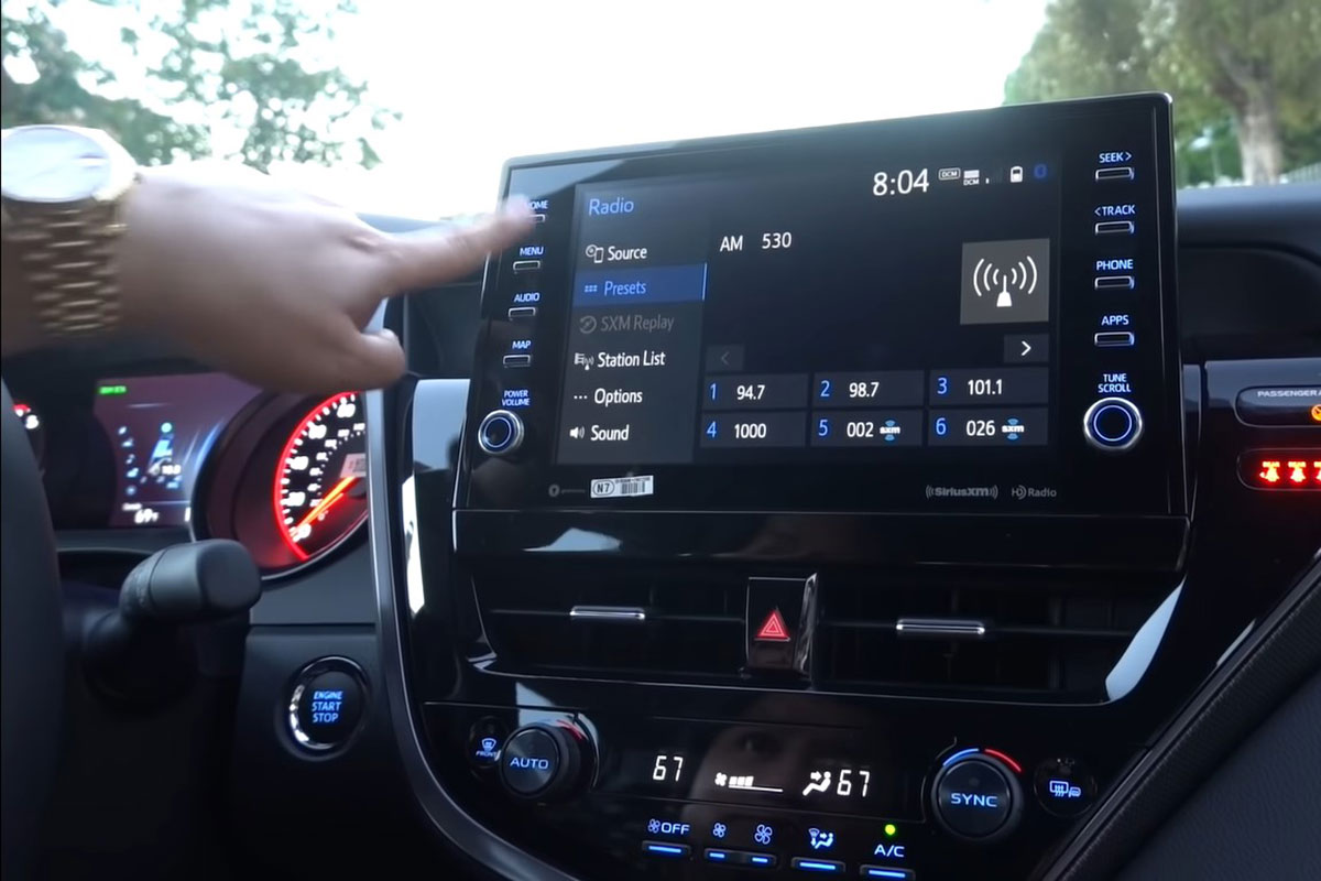 Người Việt đầu tiên "bóc tem" Toyota Camry 2021 ngay khi vừa ra khỏi đại lý: Thể thao, hiện đại hơn a5