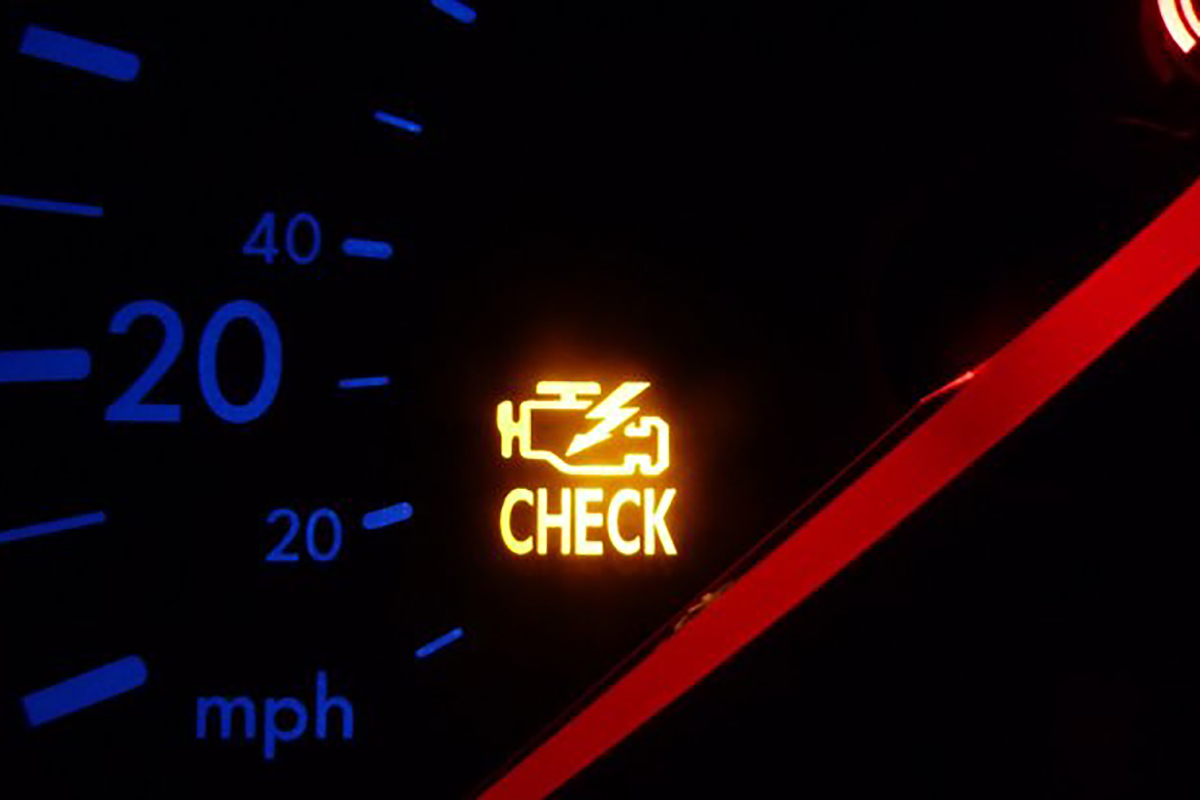 Dấu hiệu báo hiệu hộp số gặp trục trặc là đèn Check Engine sáng.