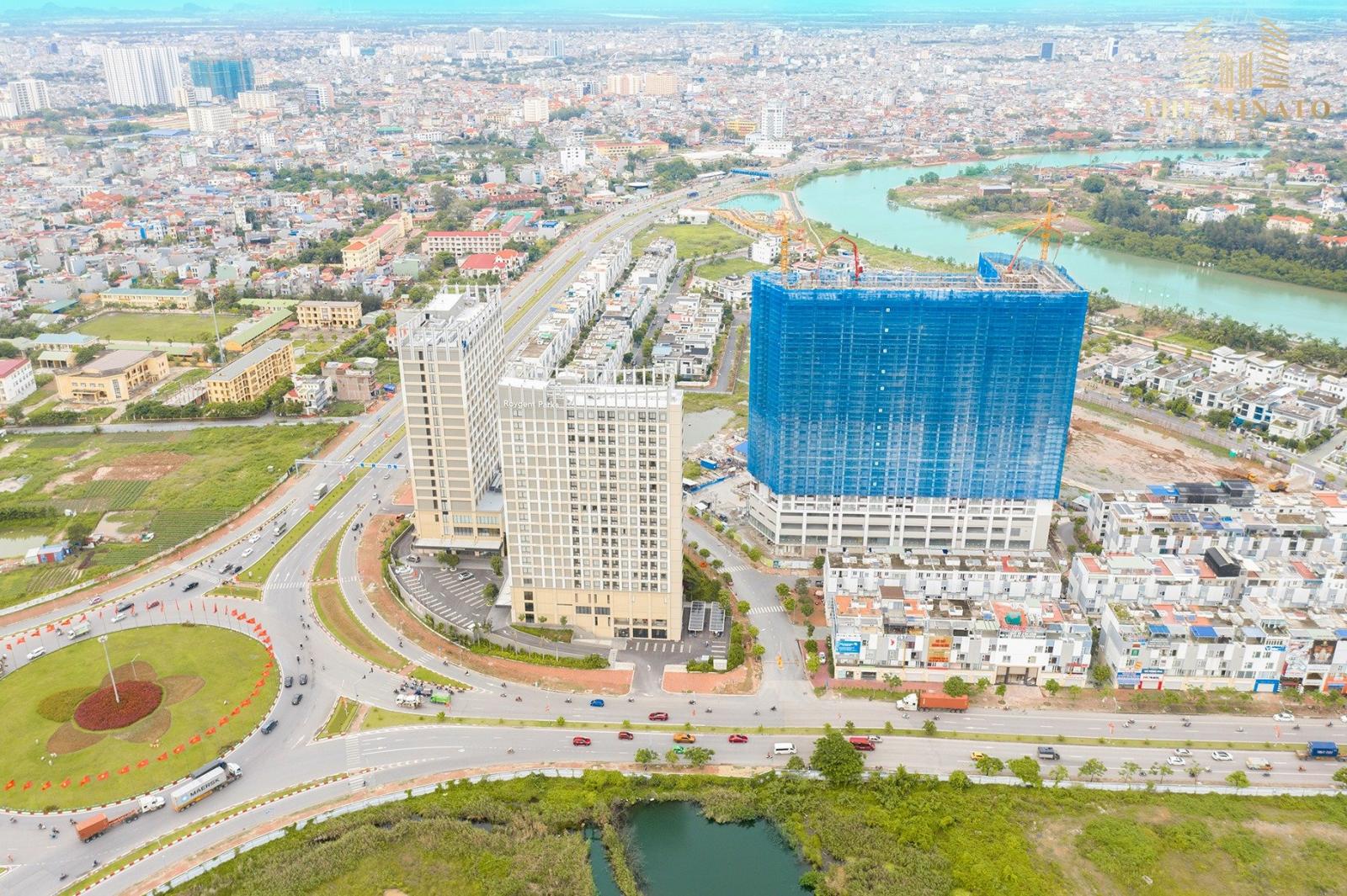 3 to&agrave; nh&agrave; cao tầng nằm cạnh đường lớn trong th&agrave;nh phố