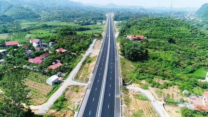 nhiều c&acirc;y cối hai b&ecirc;n đường cao tốc