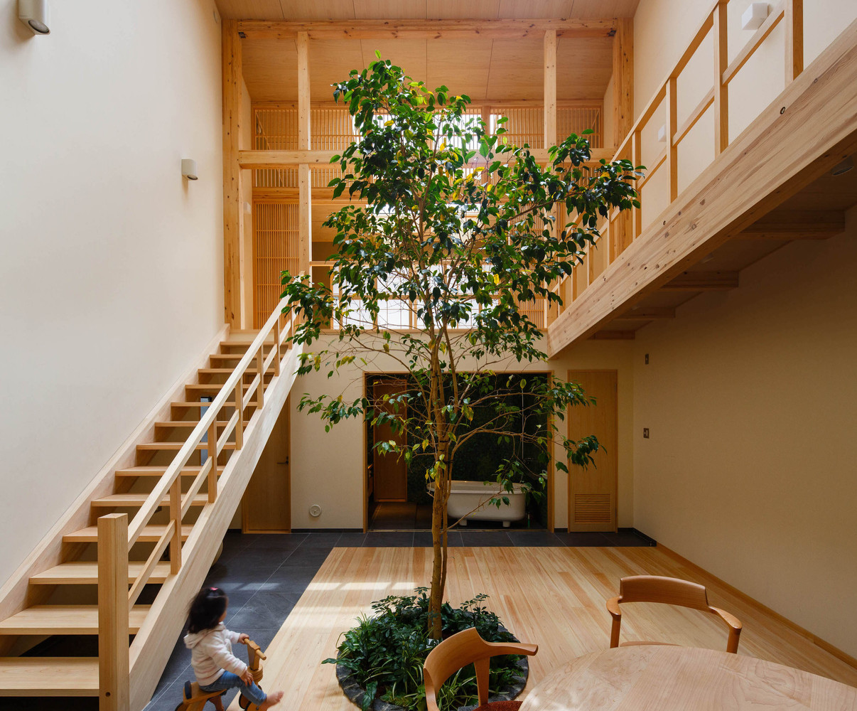 Ng&ocirc;i nh&agrave; nằm trong một khu d&acirc;n cư y&ecirc;n tĩnh ở ph&iacute;a Bắc th&agrave;nh phố Kyoto, l&agrave; kh&ocirc;ng gian sống của một cặp vợ chồng v&agrave; 3 đứa con nhỏ.
