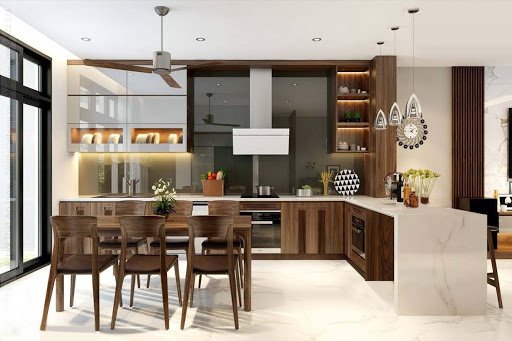 Kh&ocirc;ng gian ph&ograve;ng bếp kết hợp ph&ograve;ng ăn ấm c&uacute;ng, ngập tr&agrave;n &aacute;nh s&aacute;ng tự nhi&ecirc;n nhờ c&oacute; cửa mở ra khoảng tho&aacute;ng ph&iacute;a sau nh&agrave;.