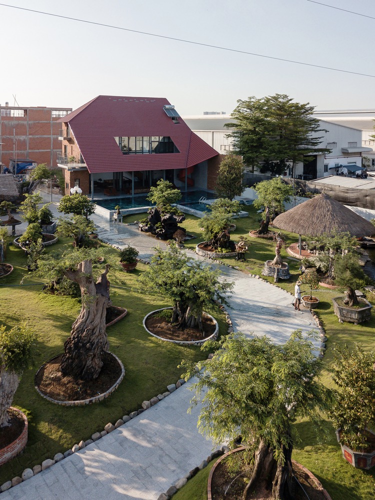 Tọa lạc giữa khuôn viên xanh mát, nhà 3 tầng nổi bật với mái ngói đỏ cùng những nếp gấp lạ mắt, ấn tượng ngay từ cái nhìn đầu tiên.