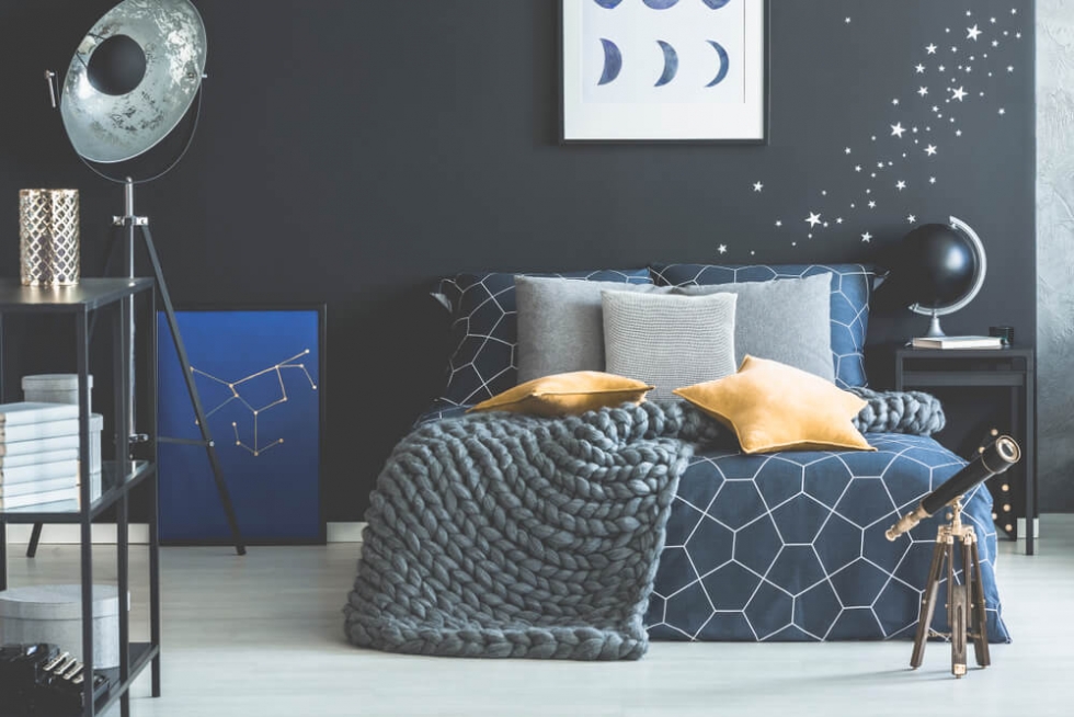 Phòng cho bé trai tuổi teen được bài trí với bảng màu xanh lam trẻ trung, thanh lịch kết hợp một vài điểm nhấn màu vàng từ gối ném, vạt trang trí bằng kim loại.