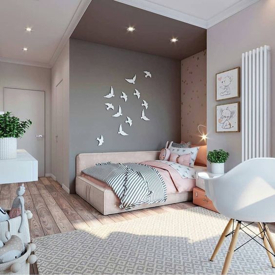Trang trí phòng cho bé gái với màu hồng - xám kết hợp ăn ý, cùng điểm nhấn là đàn chim sải cảnh tung bay tràn đầy sức sống.